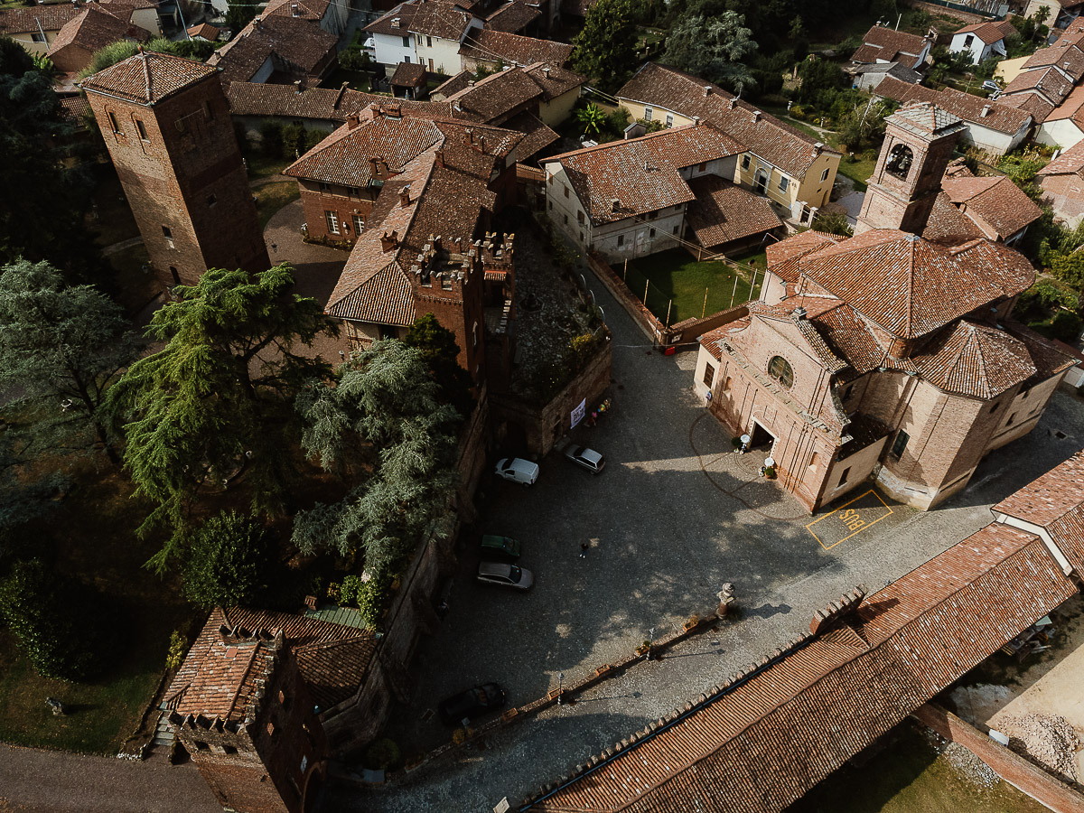 Veduta aerea dal drone della piazza di moriondo torinese con la chiesa di san Giovanni Battista e il castello.