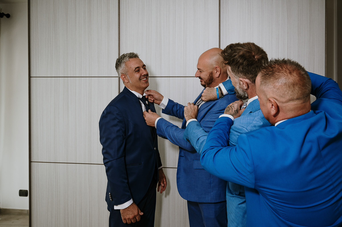 Fotografo Matrimonio in Piemonte. Preparazione a Moncucco Torinese. Sposo con i testimoni e un amico
