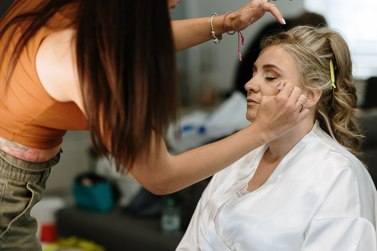 Fotografo Matrimonio in Piemonte. Preparazione a Moncucco Torinese. Make-up della sposa