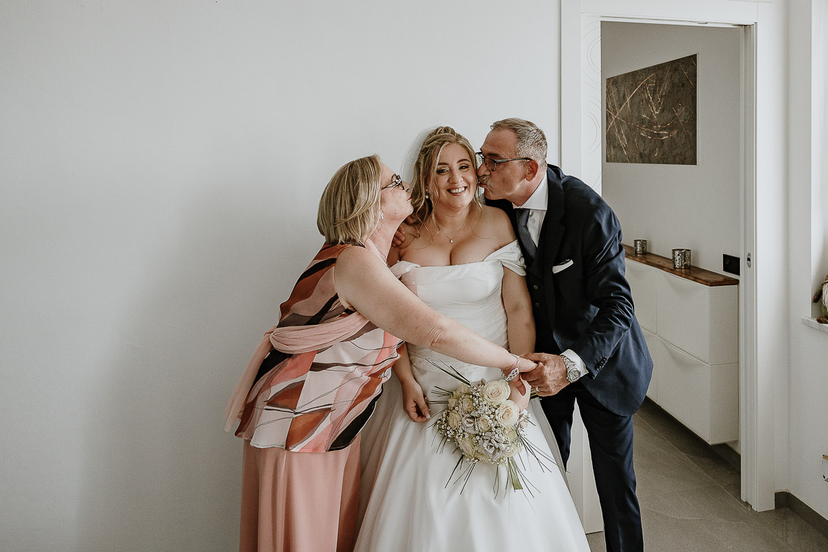 Fotografo Matrimonio in Piemonte. Preparazione a Moncucco Torinese. Ritratto della sposa con i genitori.