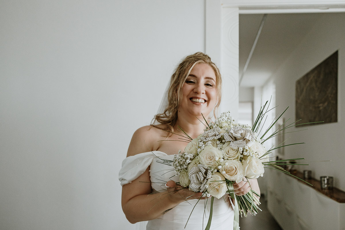 Fotografo Matrimonio in Piemonte. Preparazione a Moncucco Torinese. Sposa con il bouquet