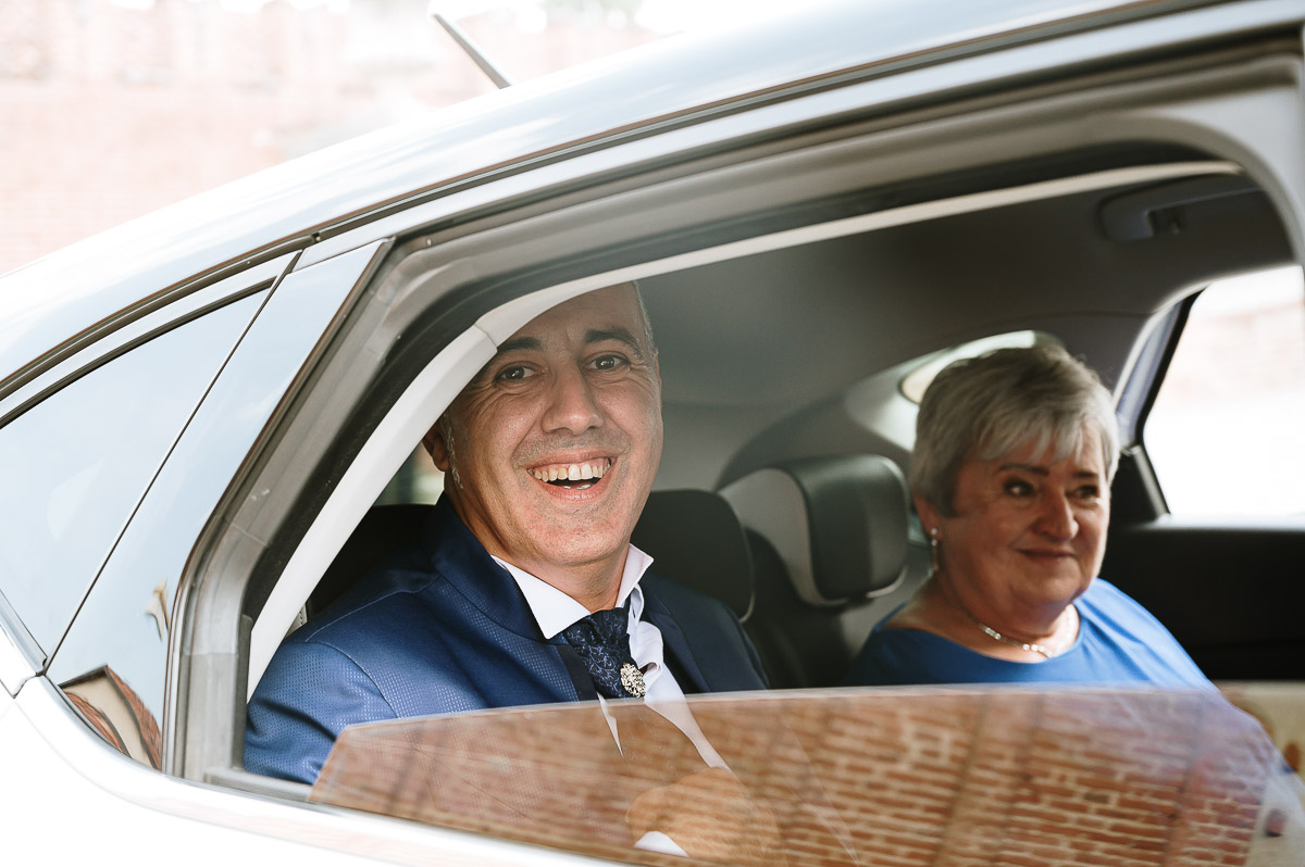 Fotografo Matrimonio in Piemonte. Preparazione a Moncucco Torinese. Sposo in auto con la mamma.