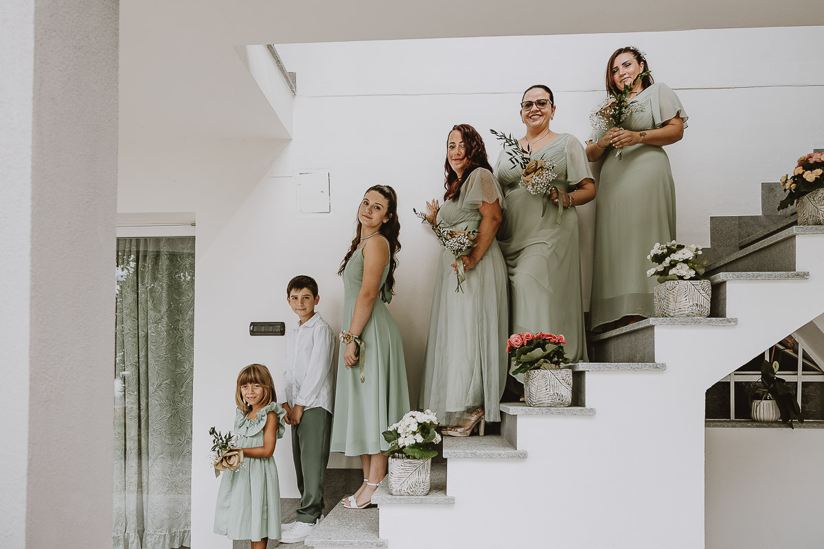 Fotografo Matrimonio in Piemonte. Preparazione a Moncucco Torinese. Le damigelle eil paggetto scendono le scale.