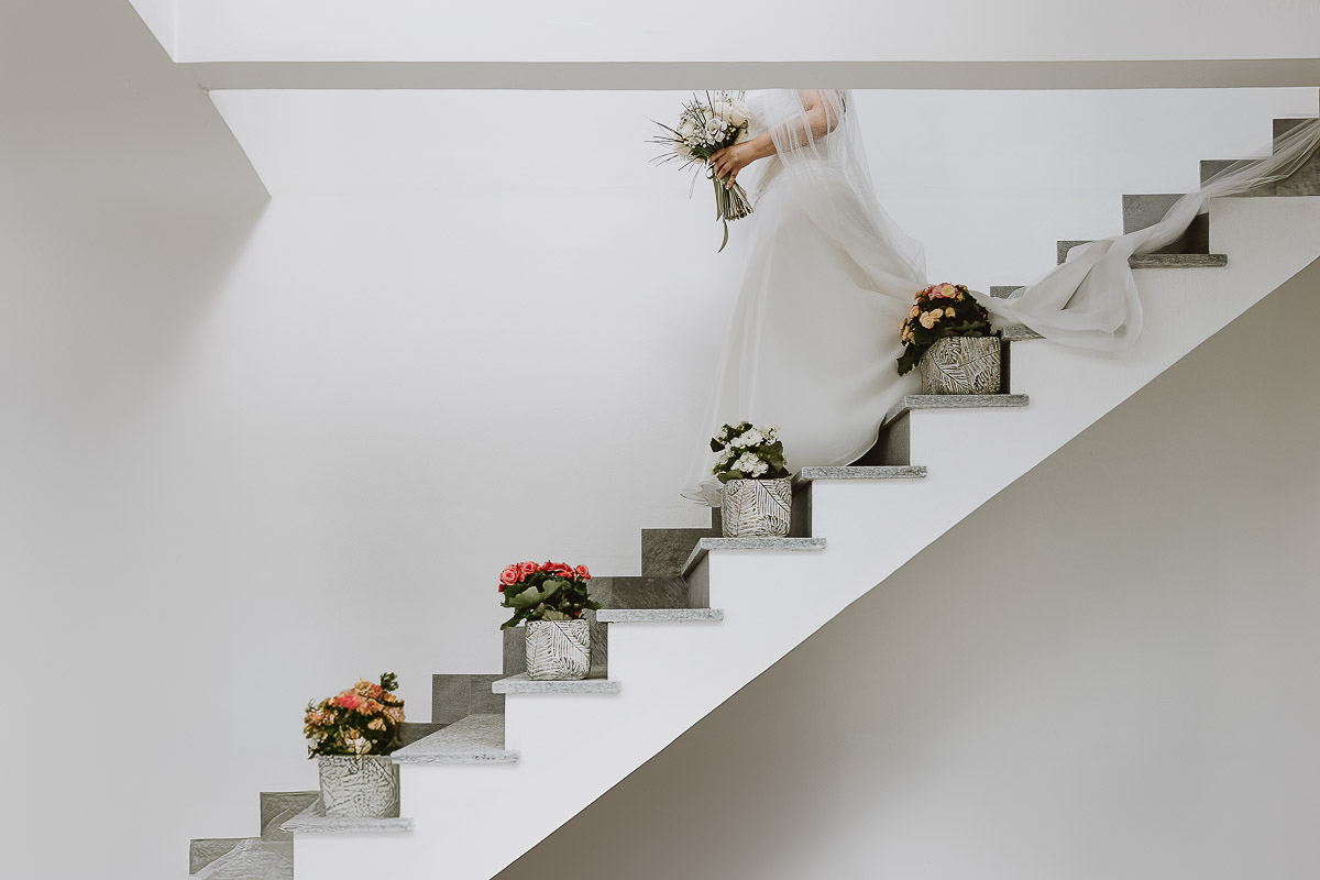 Fotografo Matrimonio in Piemonte. Preparazione a Moncucco Torinese. la sposa scende le scale