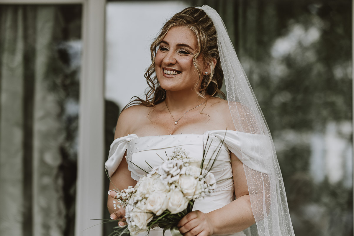 Fotografo Matrimonio in Piemonte. Preparazione a Moncucco Torinese. Ritratto della sposa sorridente.