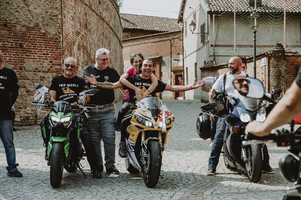 Fotografo Matrimonio in Piemonte. Cerimonia nella chiesa di San Giovanni Battista di Moriondo Torinese. Amici motociclisti.
