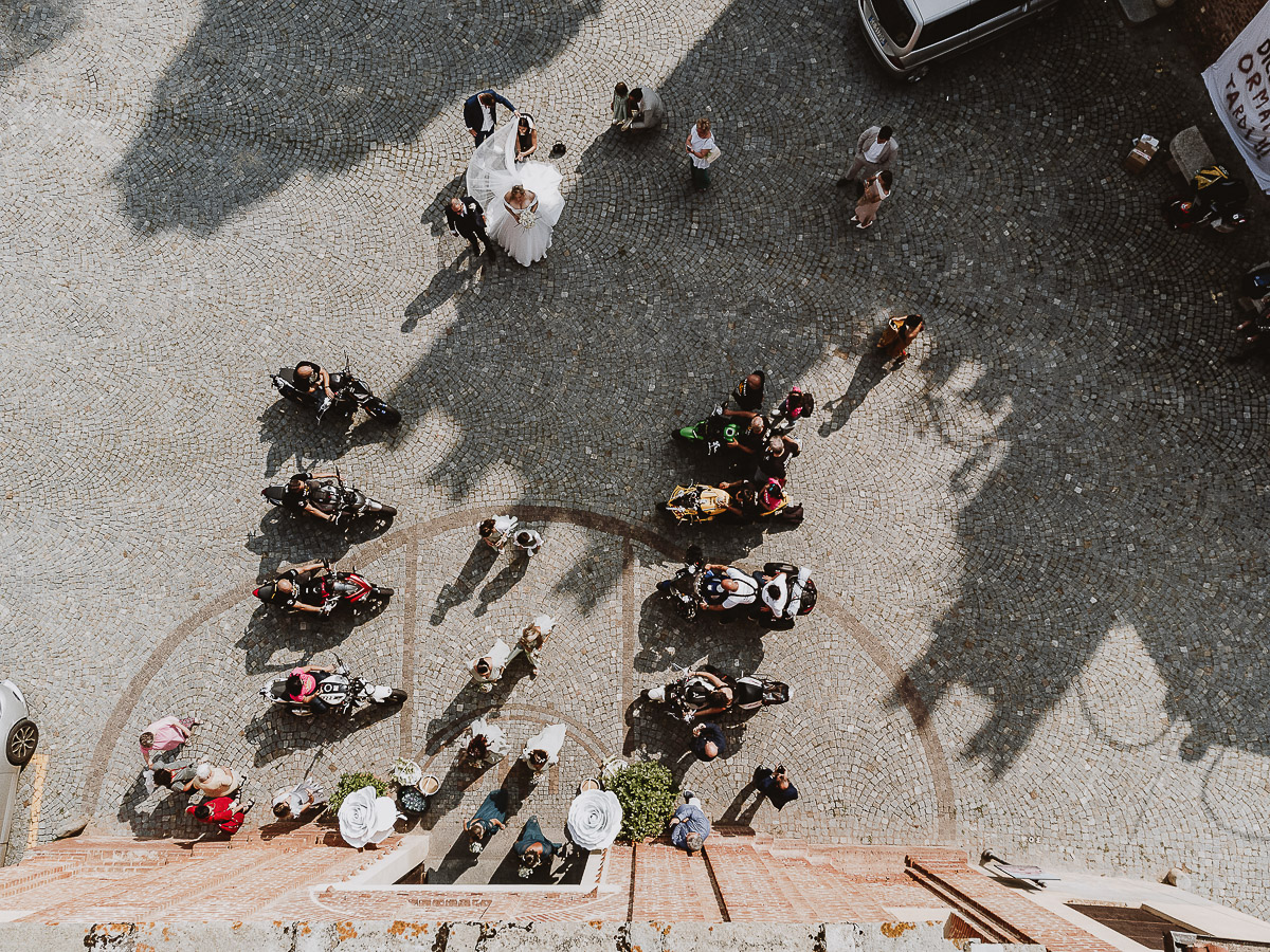 Fotografo Matrimonio in Piemonte. Cerimonia nella chiesa di San Giovanni Battista di Moriondo Torinese. Arrivo della sposa. Foto aerea dal drone.