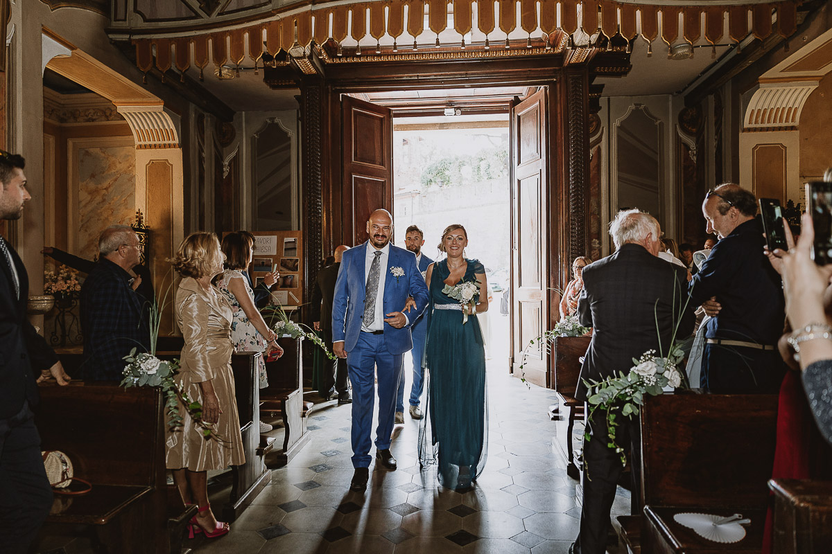 Fotografo Matrimonio in Piemonte. Cerimonia nella chiesa di San Giovanni Battista di Moriondo Torinese. Ingresso dei testimoni.