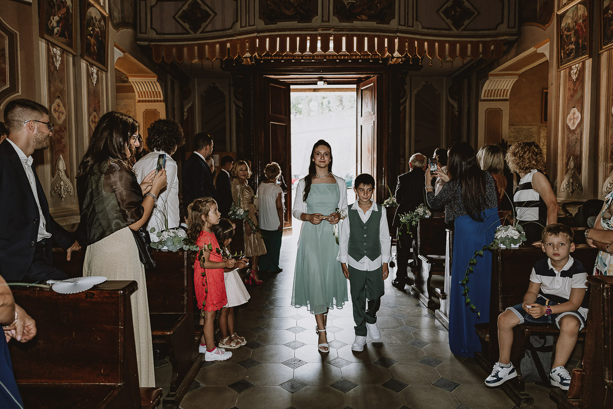 Fotografo Matrimonio in Piemonte. Cerimonia nella chiesa di San Giovanni Battista di Moriondo Torinese. Ingresso della flower girl e del paggetto.