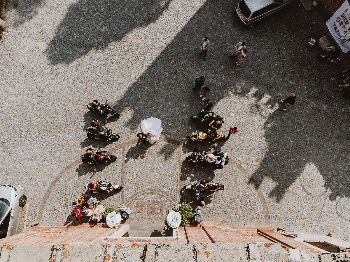 Fotografo Matrimonio in Piemonte. Cerimonia nella chiesa di San Giovanni Battista di Moriondo Torinese. La sposa sta per entrare in chiesa. foto aerea dal drone.