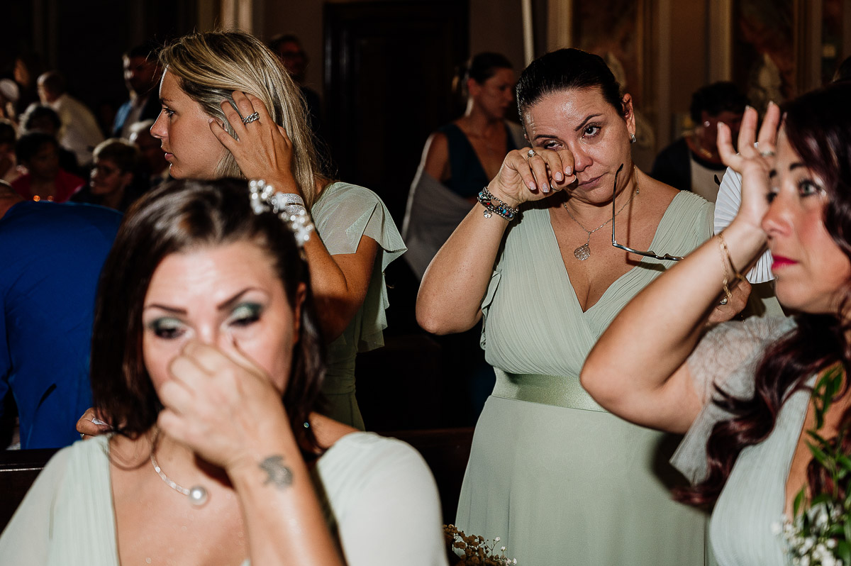 Fotografo Matrimonio in Piemonte. Cerimonia nella chiesa di San Giovanni Battista di Moriondo Torinese. Damigelle commosse.