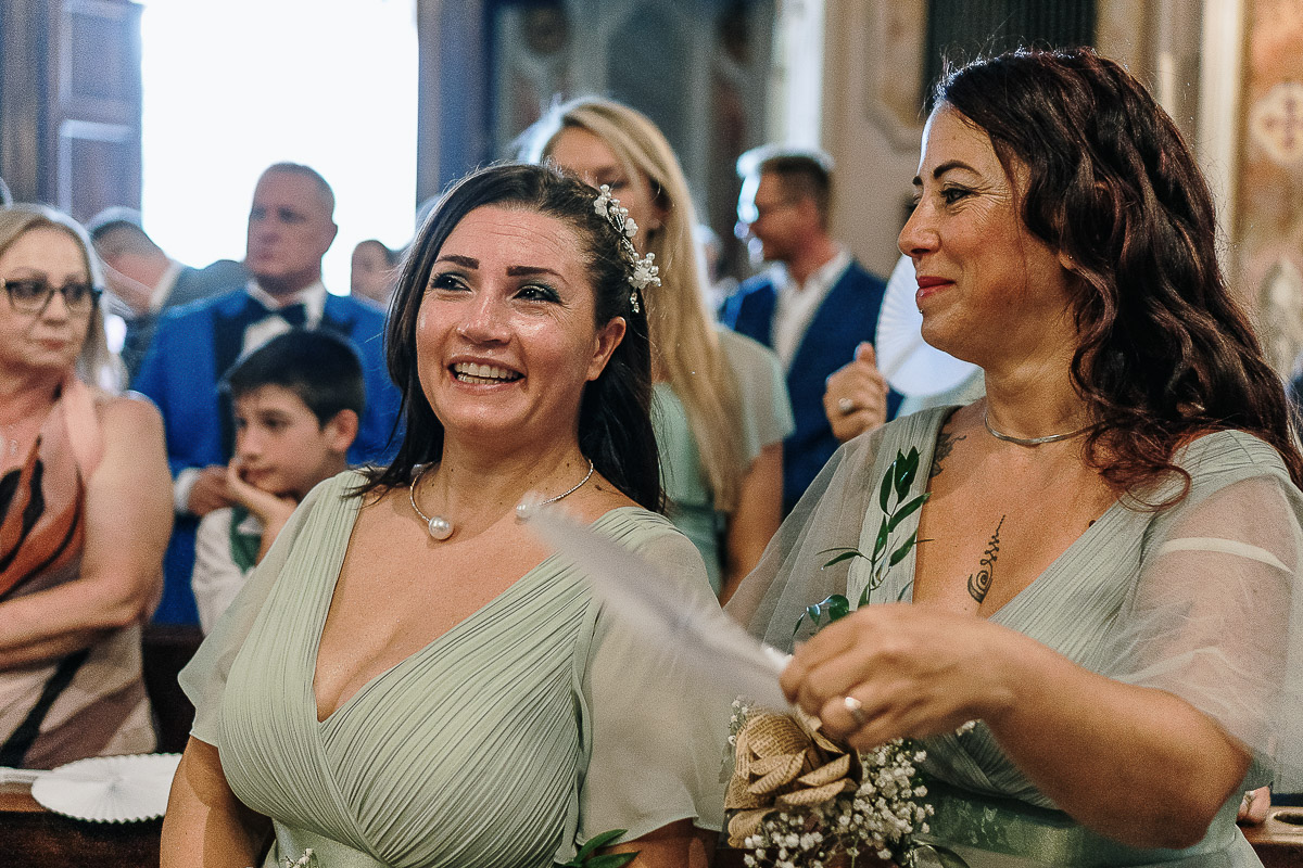 Fotografo Matrimonio in Piemonte. Cerimonia nella chiesa di San Giovanni Battista di Moriondo Torinese. Damigelle sorridenti.