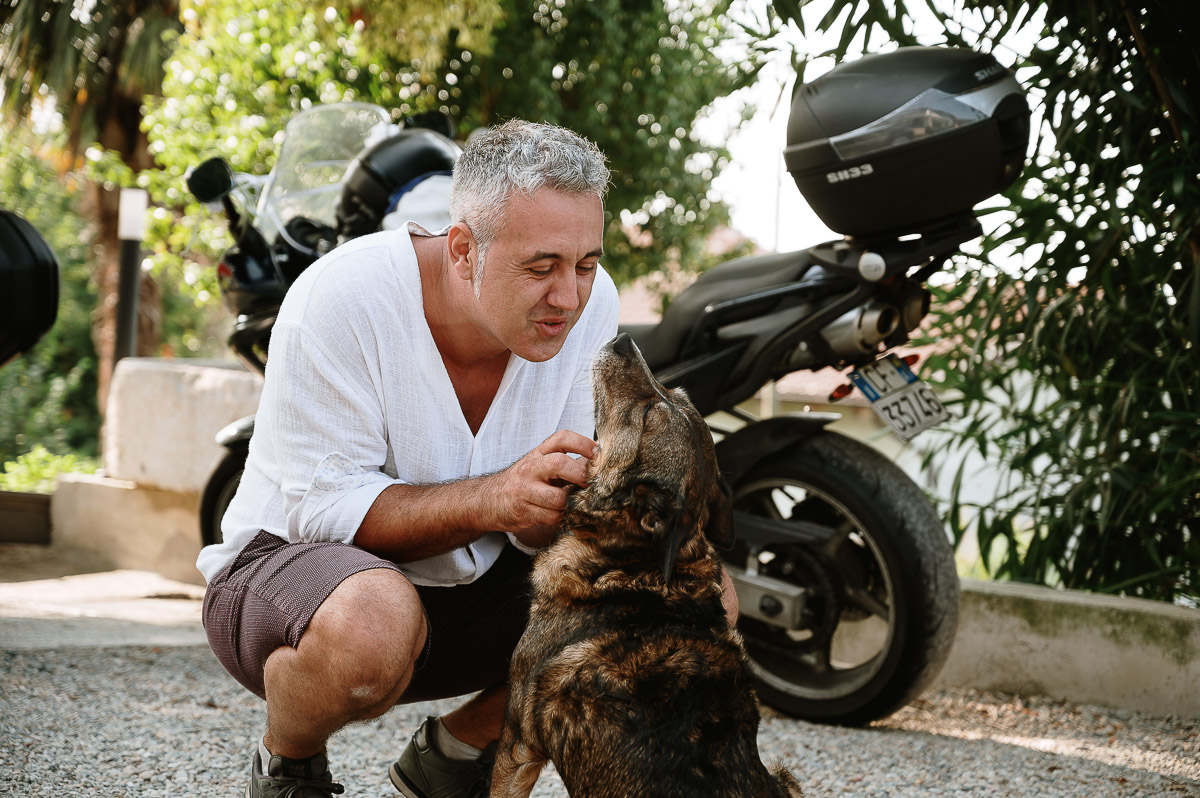 Fotografo Matrimonio in Piemonte. Preparazione a Moncucco Torinese. Sposo con il cane.
