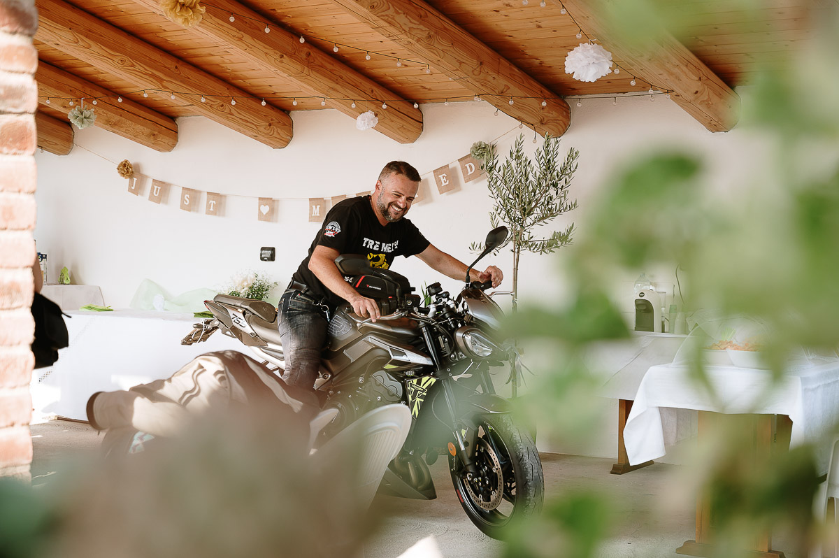 Fotografo Matrimonio in Piemonte. Preparazione a Moncucco Torinese. Arrivo degli amici motociclisti.