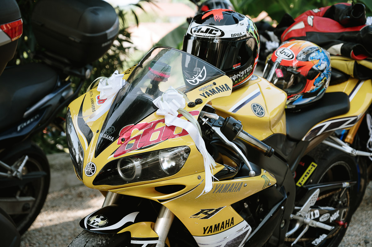 Fotografo Matrimonio in Piemonte. Preparazione a Moncucco Torinese. Moto.