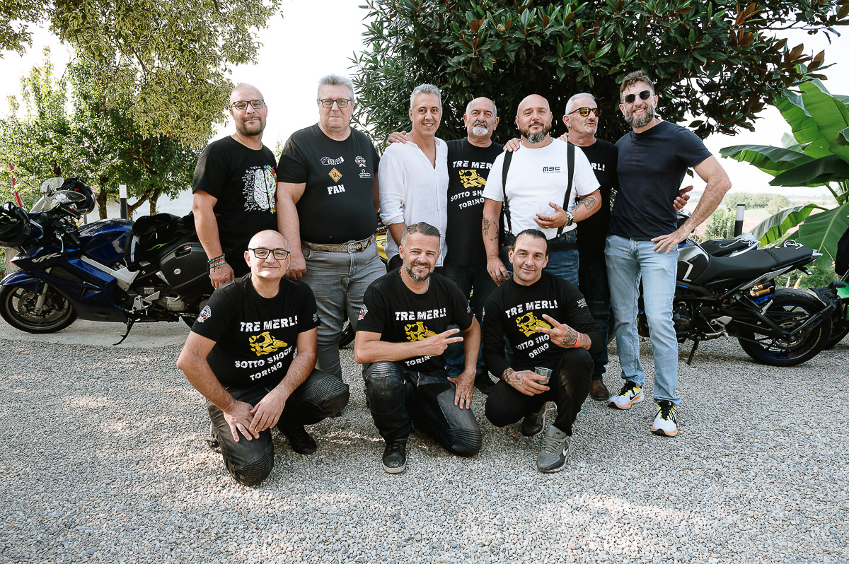Fotografo Matrimonio in Piemonte. Preparazione a Moncucco Torinese. Sposo con gli amici motociclisti