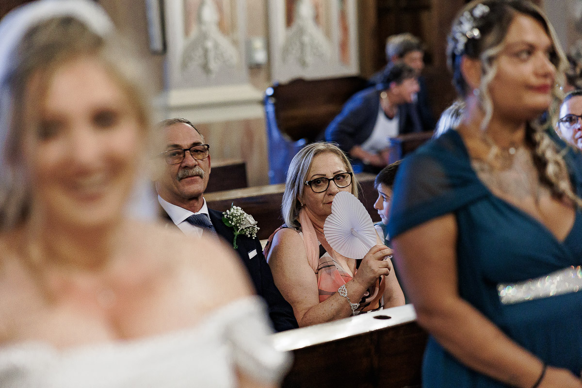 Fotografo Matrimonio in Piemonte. Cerimonia nella chiesa di San Giovanni Battista di Moriondo Torinese. genitori della sposa.
