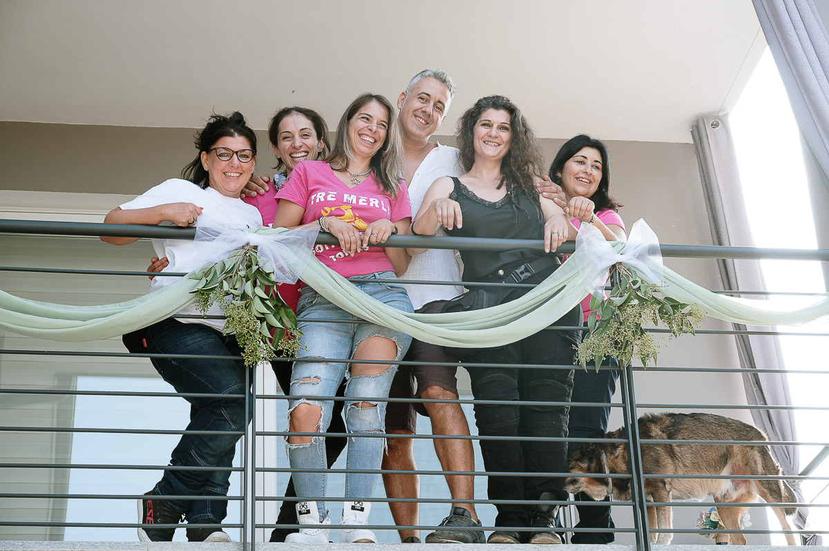 Fotografo Matrimonio in Piemonte. Preparazione a Moncucco Torinese. Sposo con le amiche motocicliste.
