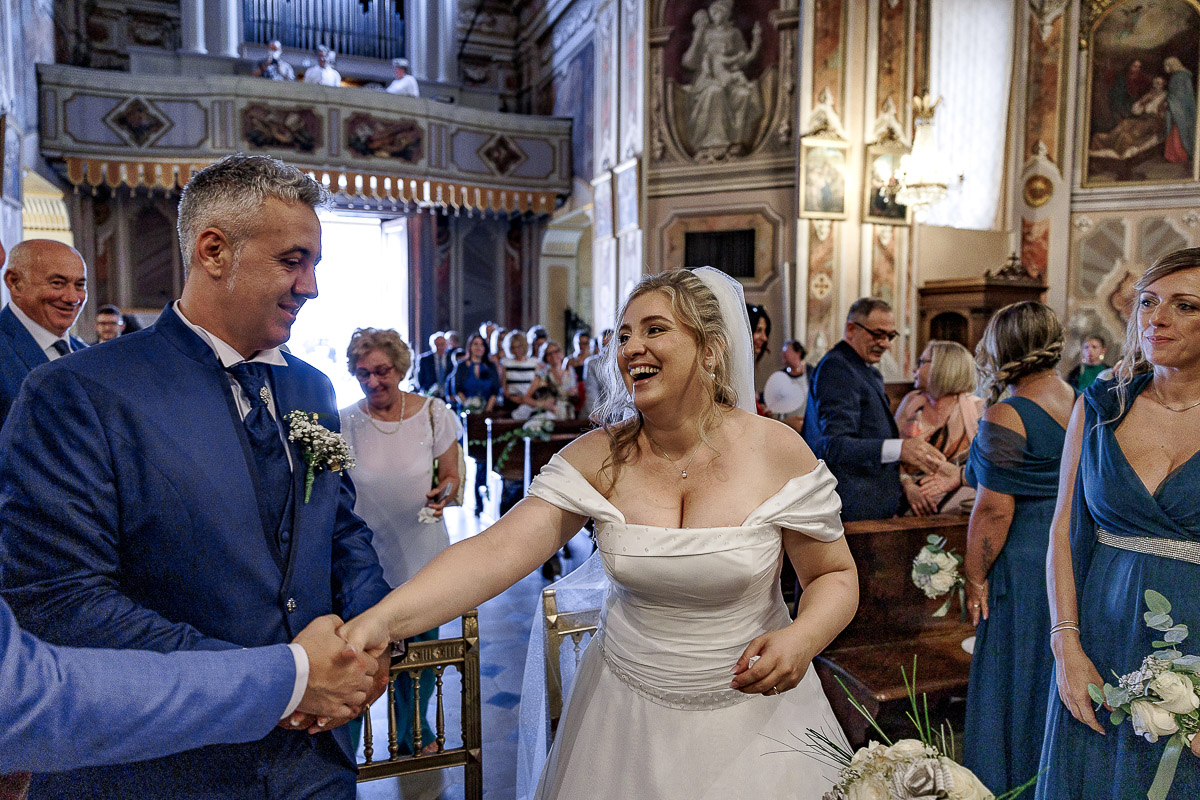 Fotografo Matrimonio in Piemonte. Cerimonia nella chiesa di San Giovanni Battista di Moriondo Torinese. Scambio del segno di pace.