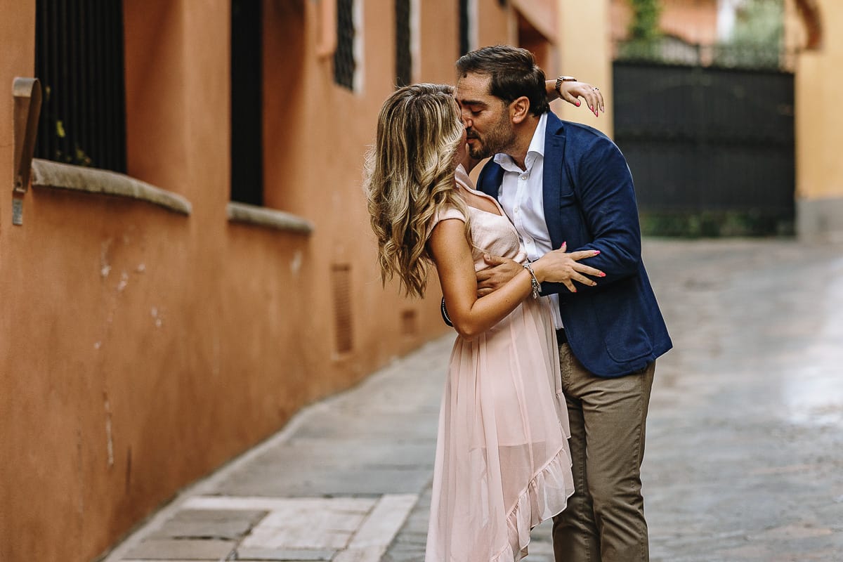 Pre-wedding a Chieri. Shary e Claudio si baciano.