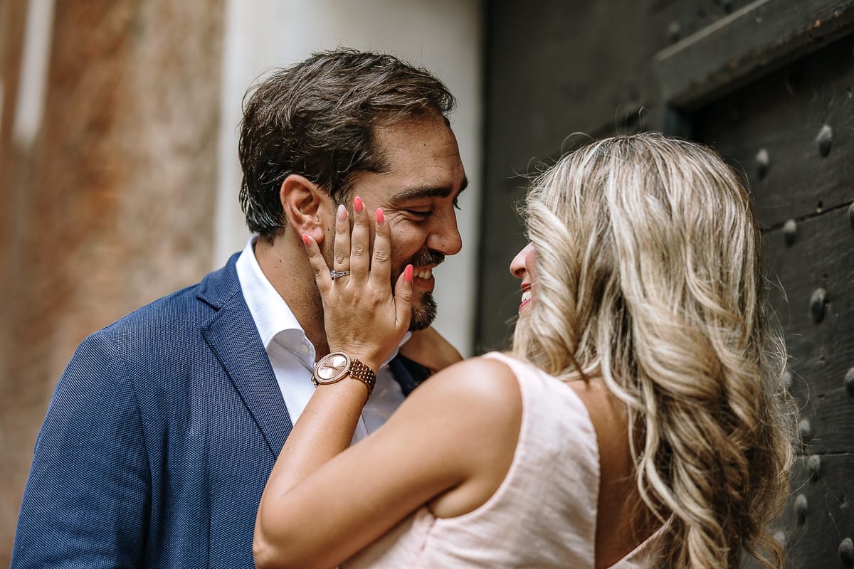 Pre-wedding a Chieri. Shary e Claudio si guardano.Shary stringe il viso di Claudio fra le mani.