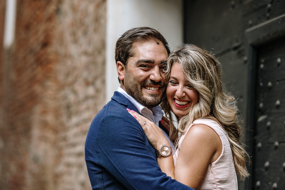 Pre-wedding a Chieri. Shary e Claudio sono abbracciati