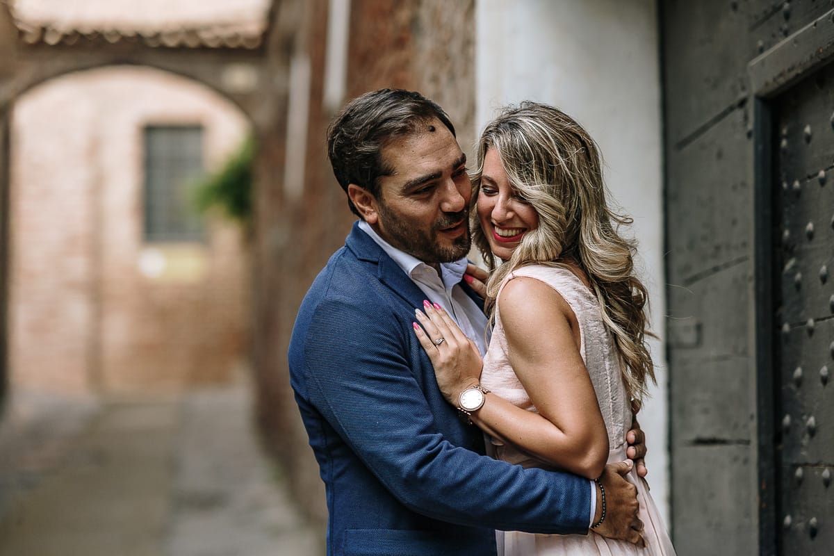 Pre-wedding a Chieri. Shary e Claudio sono abbracciati.