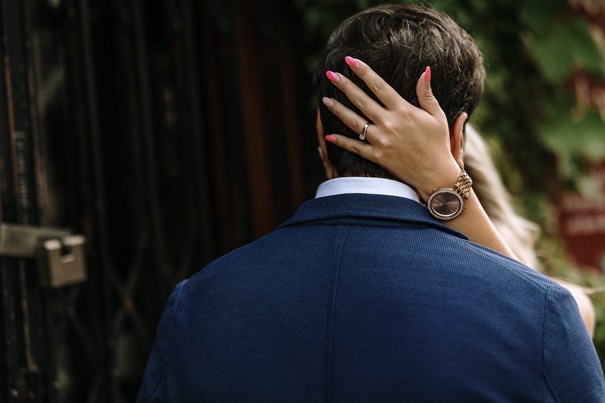 Pre-wedding a Chieri. Shary e Claudio. Shari accarezza la nuca di Claudio. Si vede bene l'anello di fidanzamento.