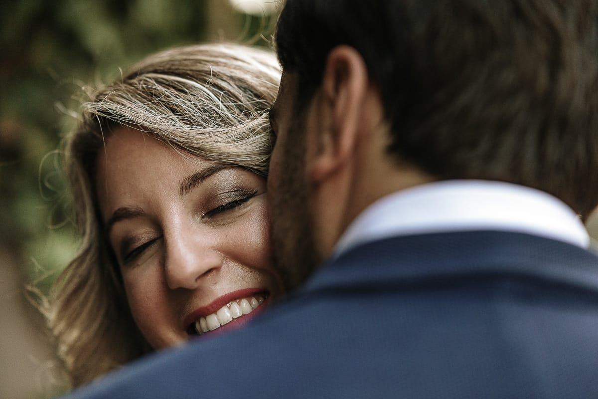 Pre-wedding a Chieri. Shary e Claudio Ritratto close-up. Shary ha gli occhi chiusi.
