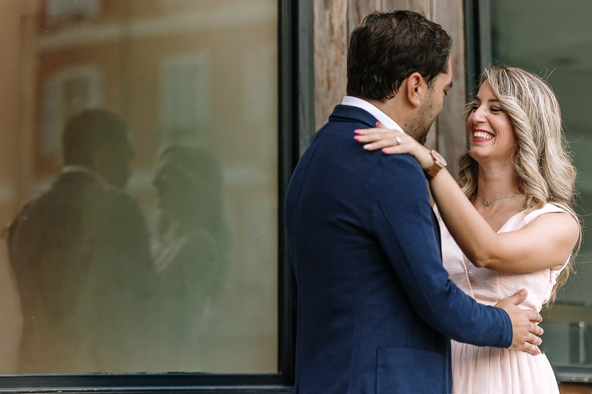 Pre-wedding a Chieri. Shary e Claudio sono abbracciati, si guardano e sono riflessi in una vetrina.