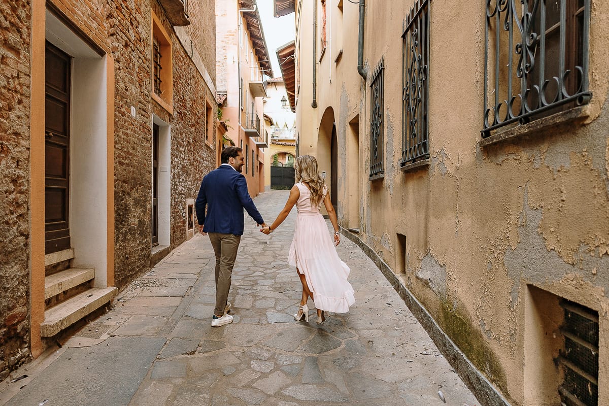 Pre-wedding a Chieri. Shary e Claudio camminano nei vicoli del centro tenendosi per mano.