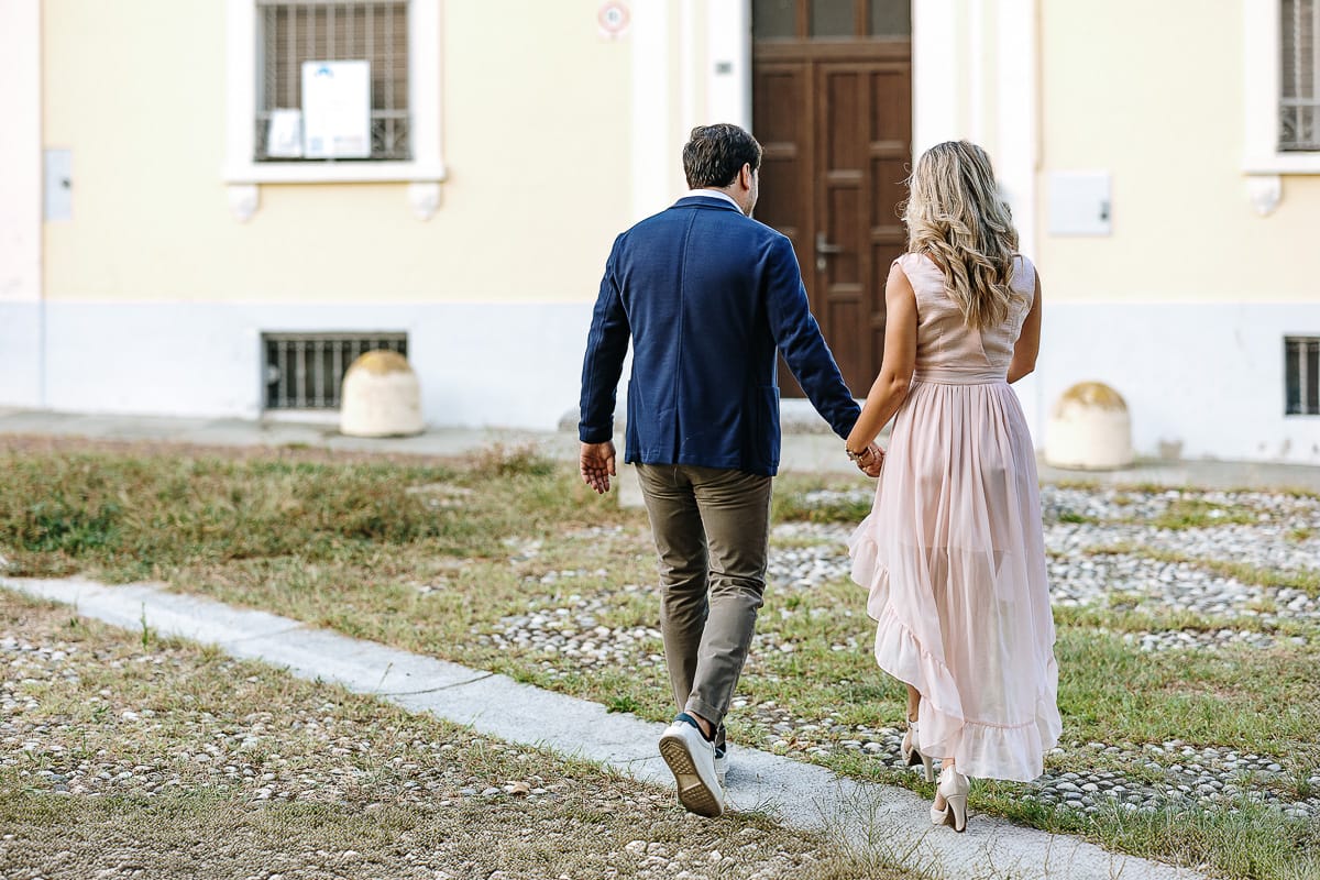 Pre-wedding a Chieri. Shary e Claudio camminano.