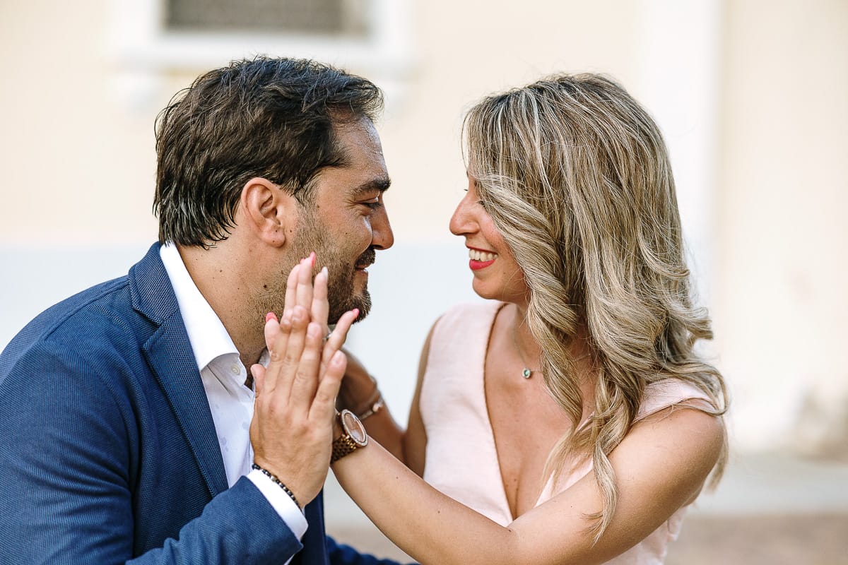 Pre-wedding a Chieri. Shary e Claudio seduti su di una panchina si guardano.