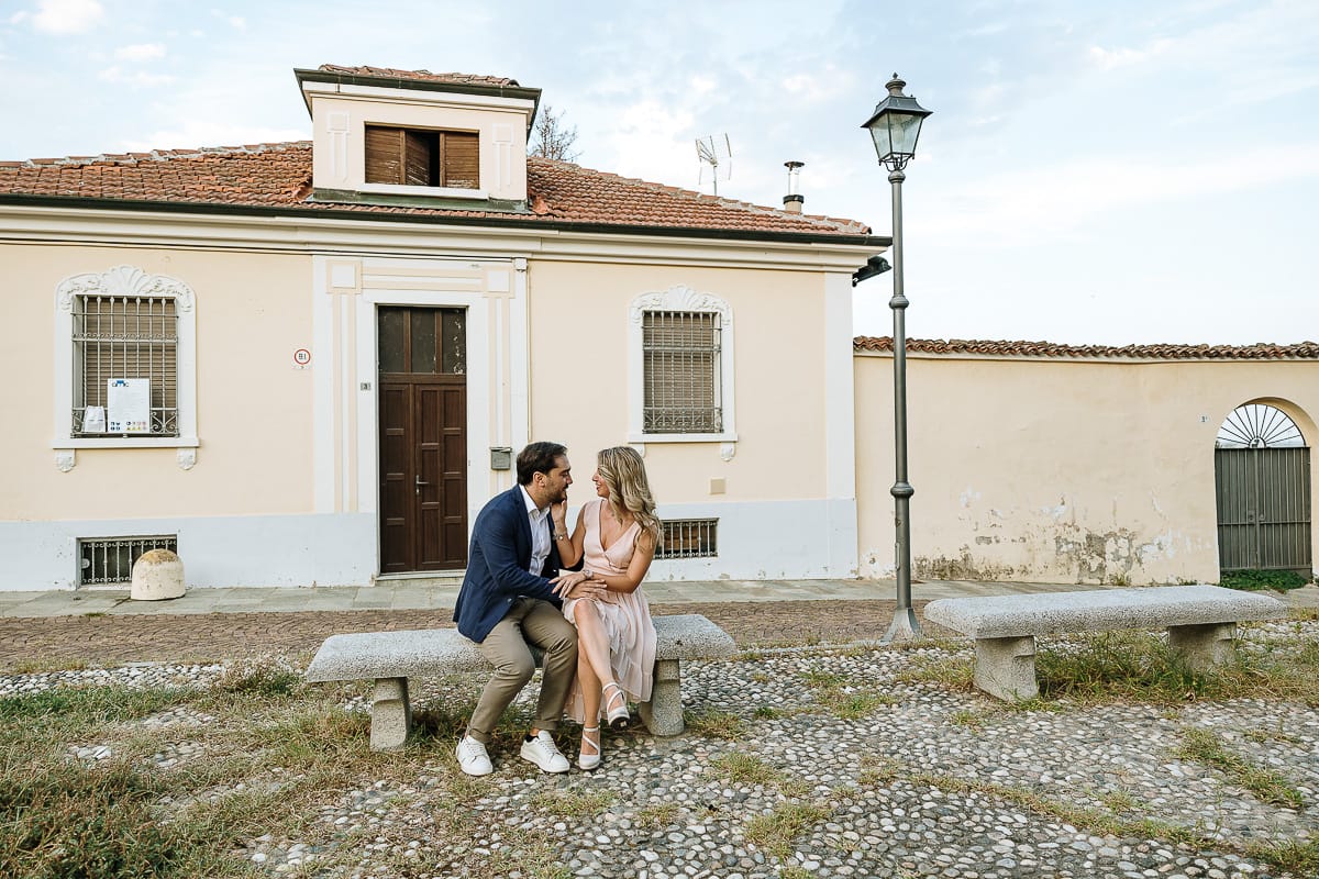 Pre-wedding a Chieri. Shary e Claudio seduti su di una panchina vicino ad un lampione si guardano.