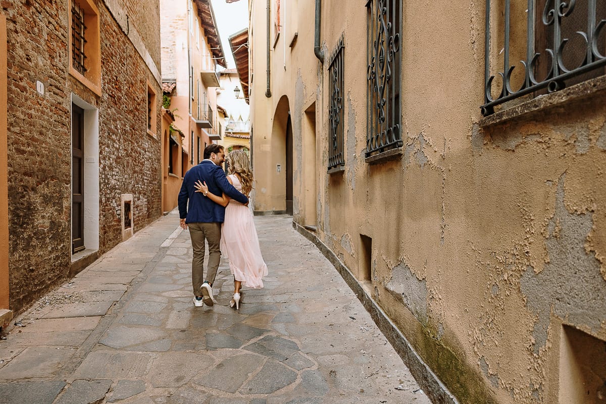 Pre-wedding a Chieri. Shary e Claudio camminano nei vicoli del centro abbracciati