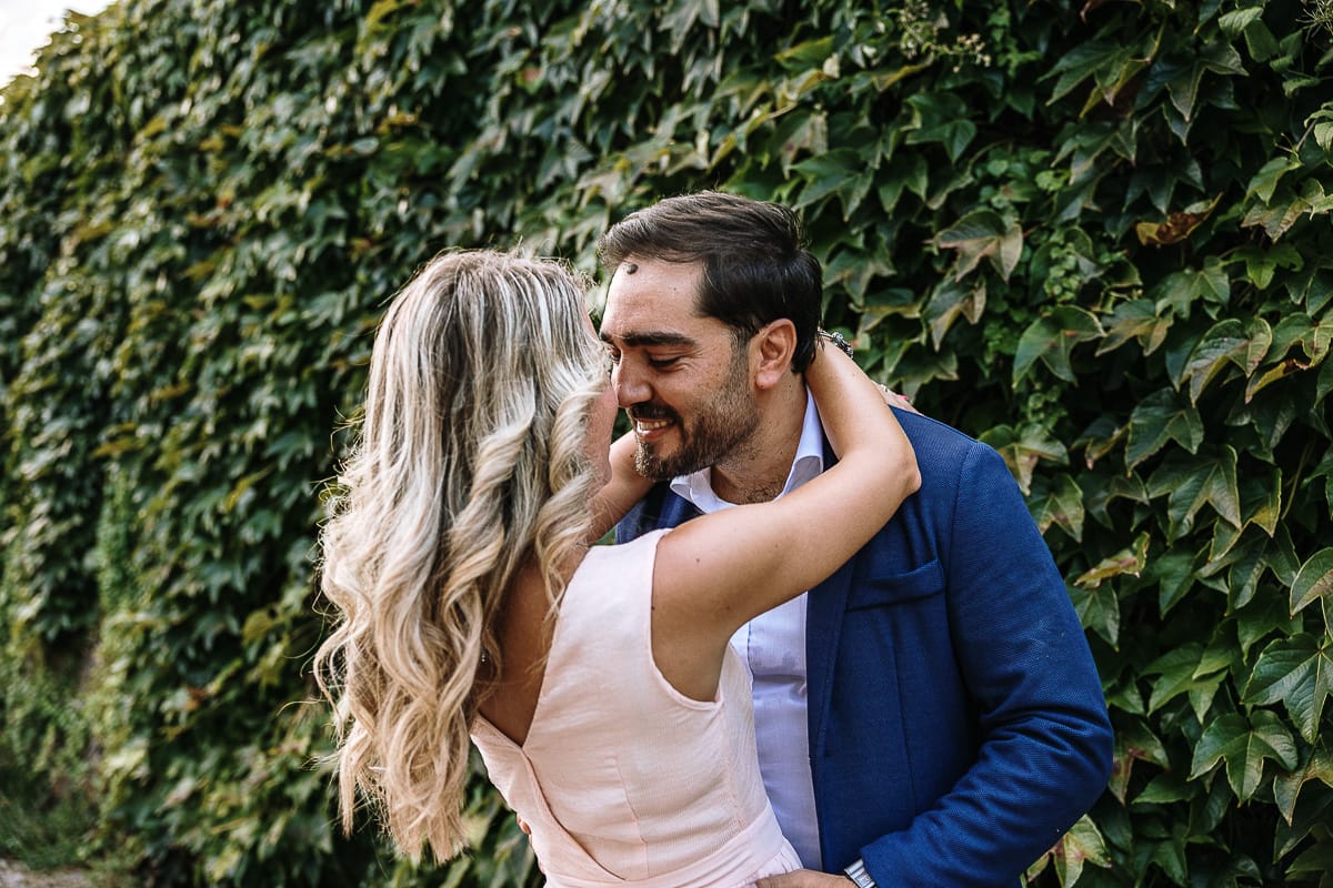 Pre-wedding a Chieri. Shary e Claudio si guardano davanti ad un muro ricoperto di edera.