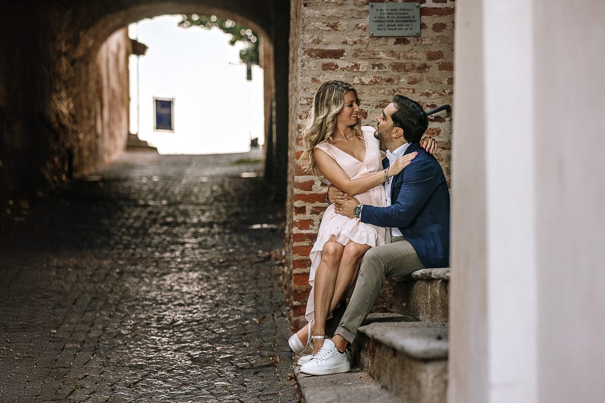 Pre-wedding a Chieri. Shary e Claudio seduti sui gradini dell'antichissima chiesa di San Michele.