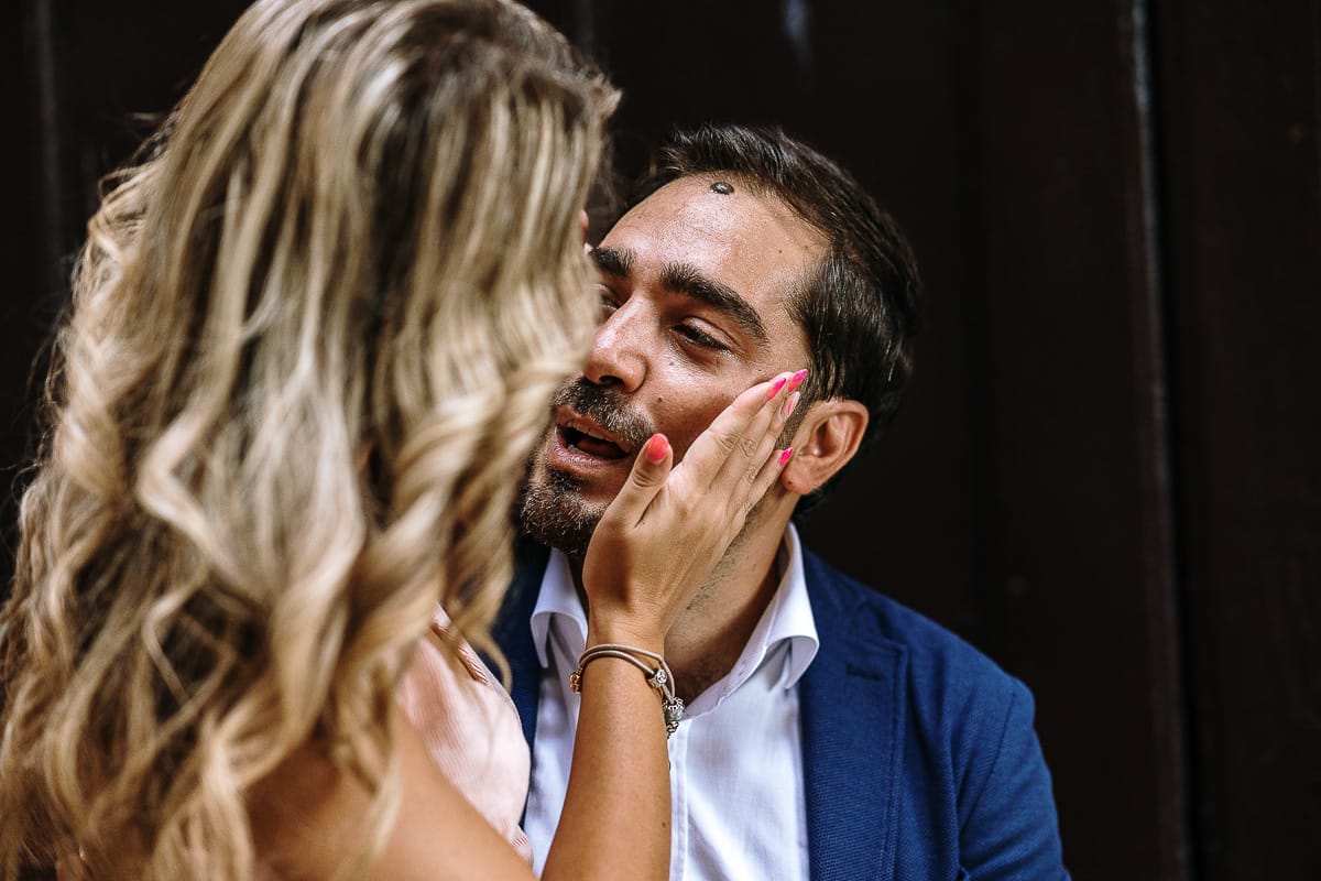 Pre-wedding a Chieri. Shary stringe il viso di Claudio fra le mani.