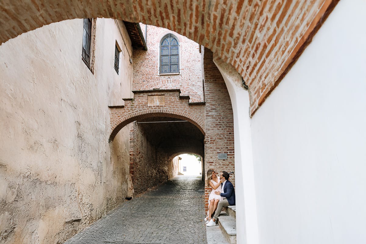 Pre-wedding a Chieri. Shary e Claudio seduti sui gradini dell'antichissima chiesa di San Michele.
