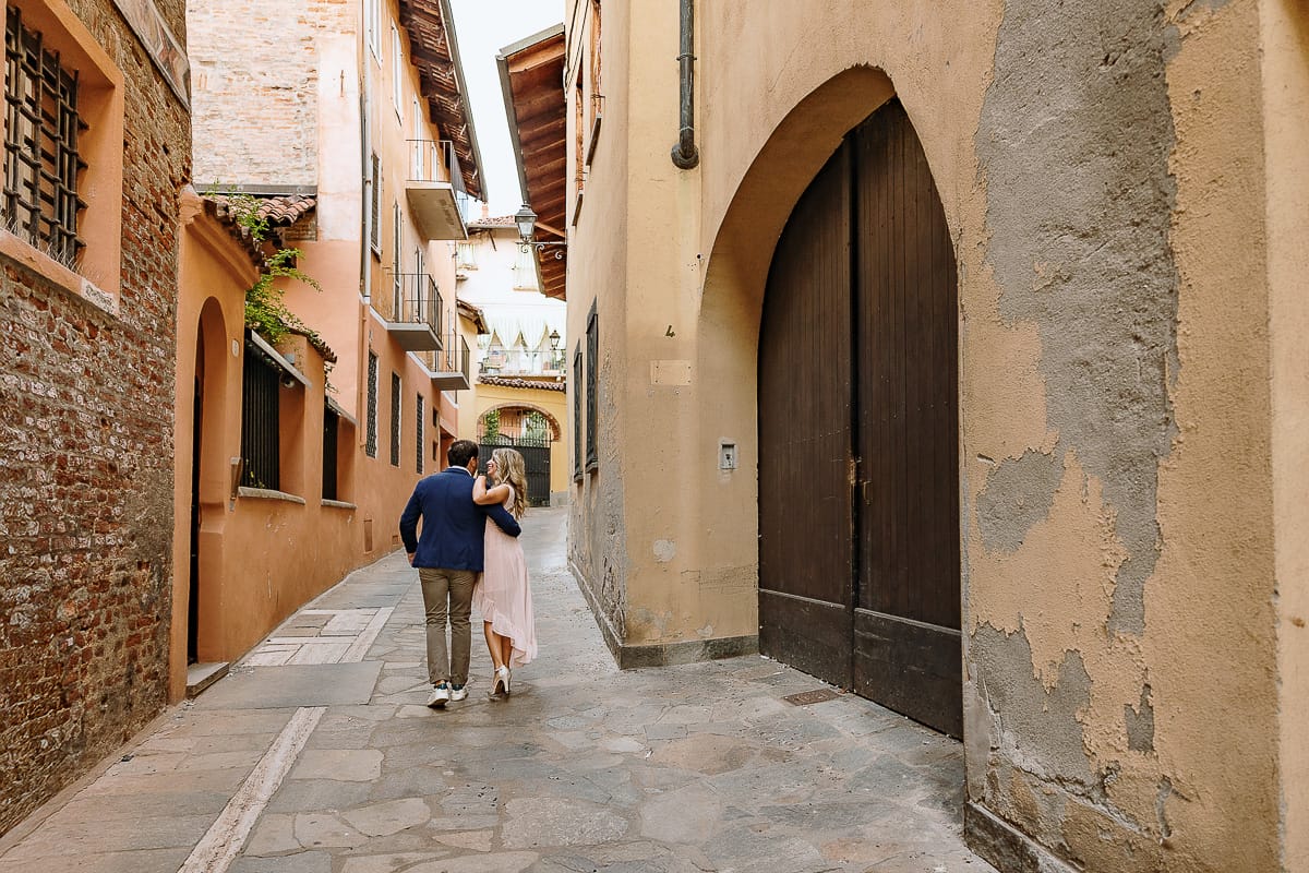 Pre-wedding a Chieri. Shary e Claudio camminano nei vicoli del centro