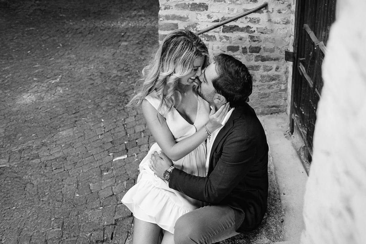 Pre-wedding a Chieri. Shary e Claudio seduti sui gradini dell'antichissima chiesa di San Michele.Bianco e nero.