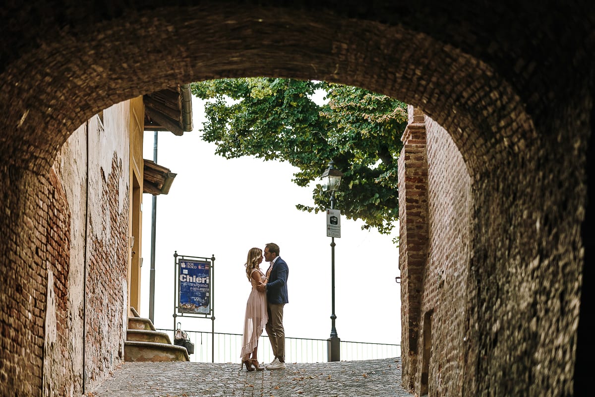 Pre-wedding a Chieri. Shary e Claudio abbracciati.