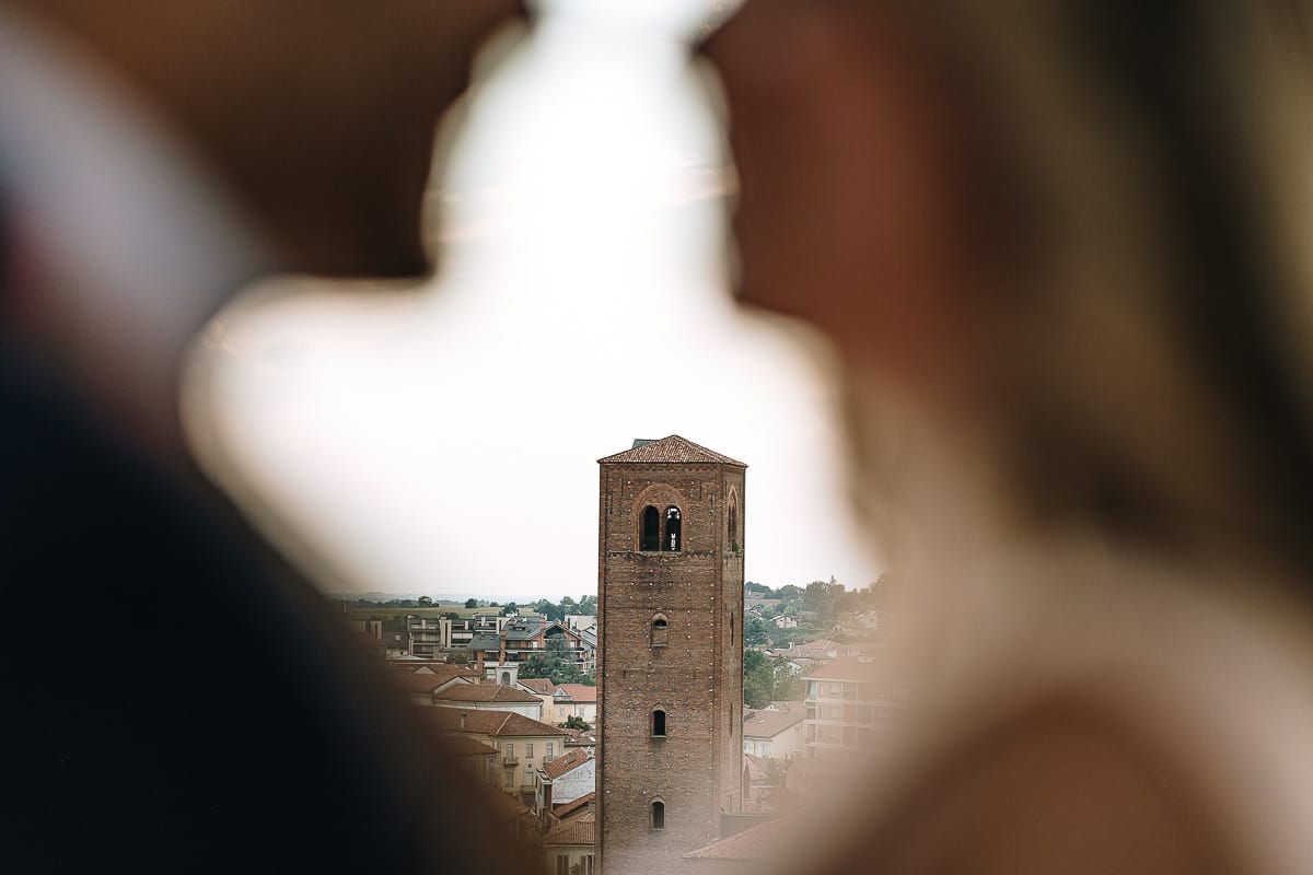 Pre-wedding a Chieri. Shary e Claudio nel piazzale della Chiesa di San Giorgio, il punto più alto e panoramico della città. Tra di loro si vede il campanile del Duomo.