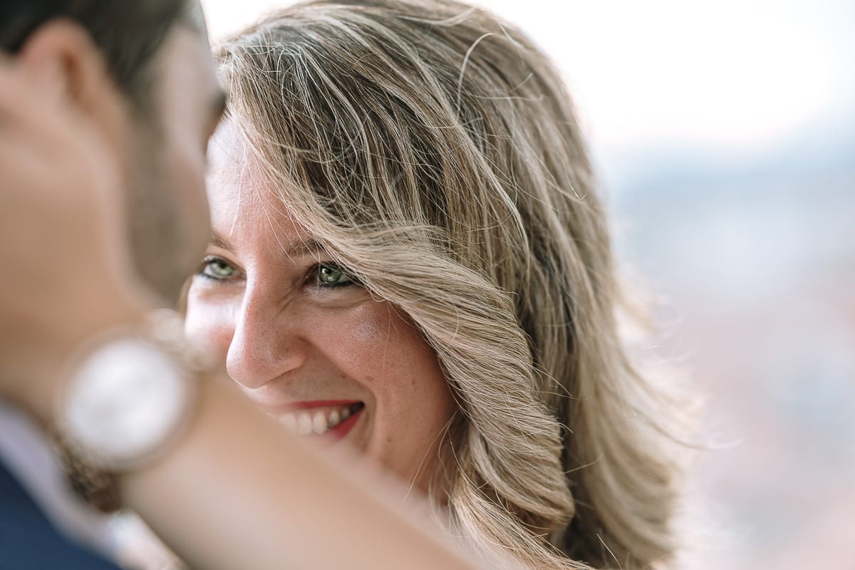 Pre-wedding a Chieri. Shary e Claudio nel piazzale della Chiesa di San Giorgio, il punto più alto e panoramico della città. Ritratto close-up di Shary con i suoi bellissimi occhi azzurri.