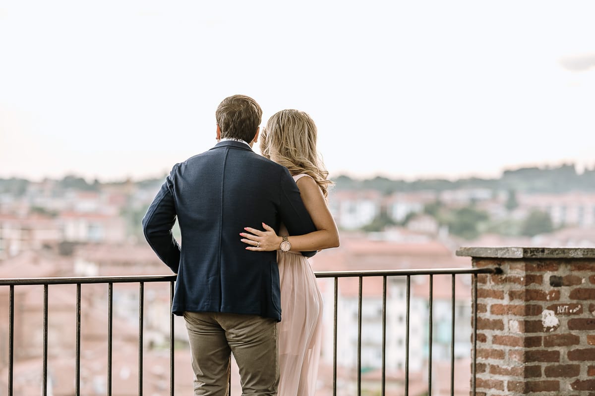 Pre-wedding a Chieri. Shary e Claudio nel piazzale della Chiesa di San Giorgio, il punto più alto e panoramico della città. Shary e Claudio guardano il panorama.