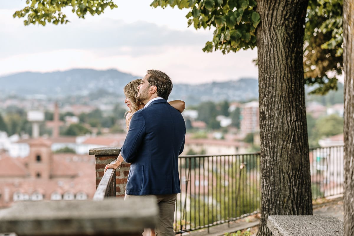 Pre-wedding a Chieri. Shary e Claudio nel piazzale della Chiesa di San Giorgio, il punto più alto e panoramico della città. Shary e Claudio guardano il panorama.