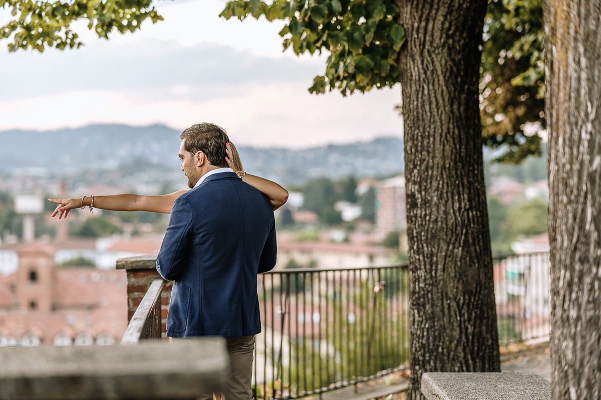Pre-wedding a Chieri. Shary e Claudio nel piazzale della Chiesa di San Giorgio, il punto più alto e panoramico della città. Shary e Claudio guardano il panorama.
