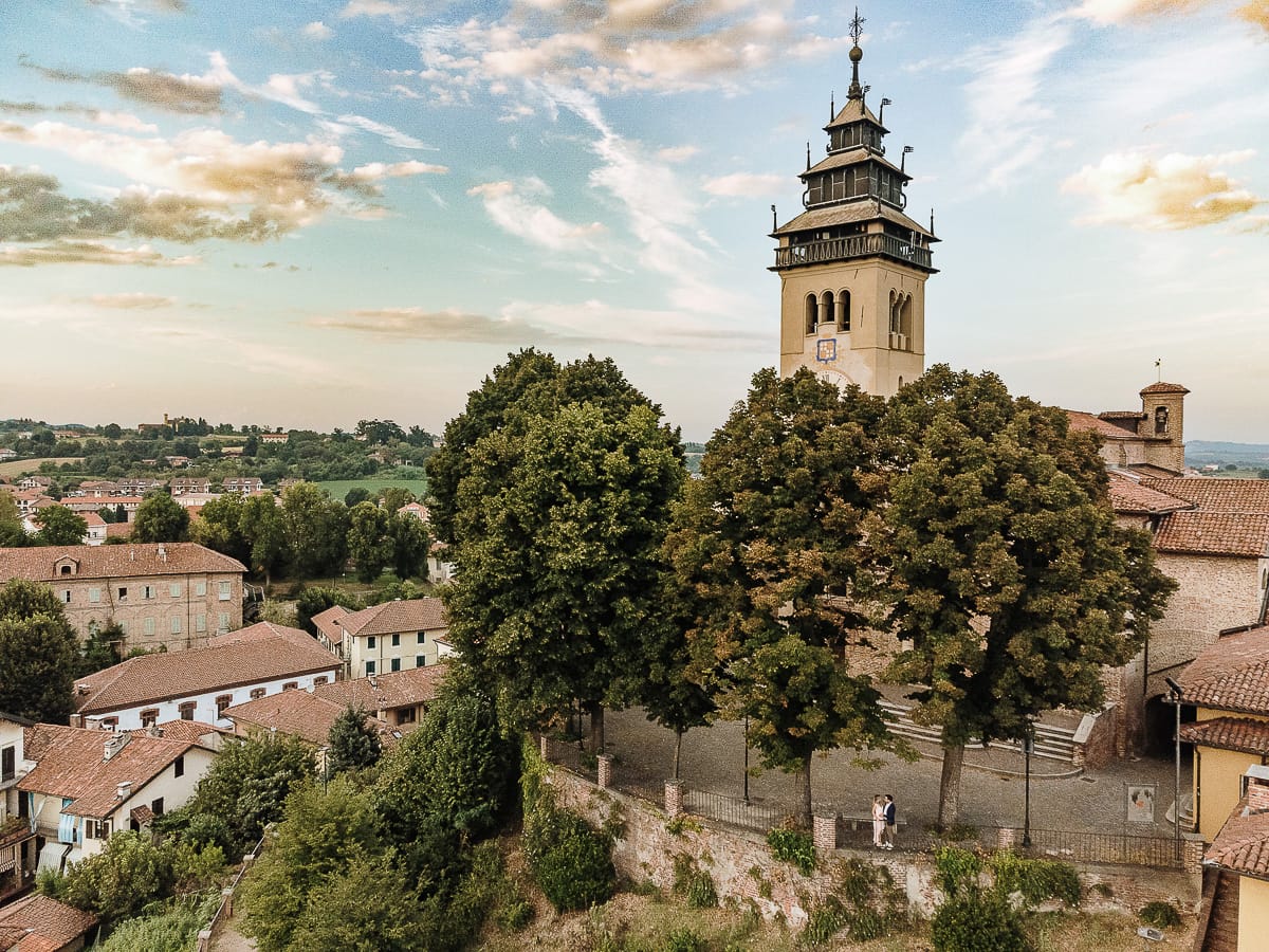 Pre-wedding a Chieri. Shary e Claudio nel piazzale della Chiesa di San Giorgio, il punto più alto e panoramico della città. Foto dal drone.