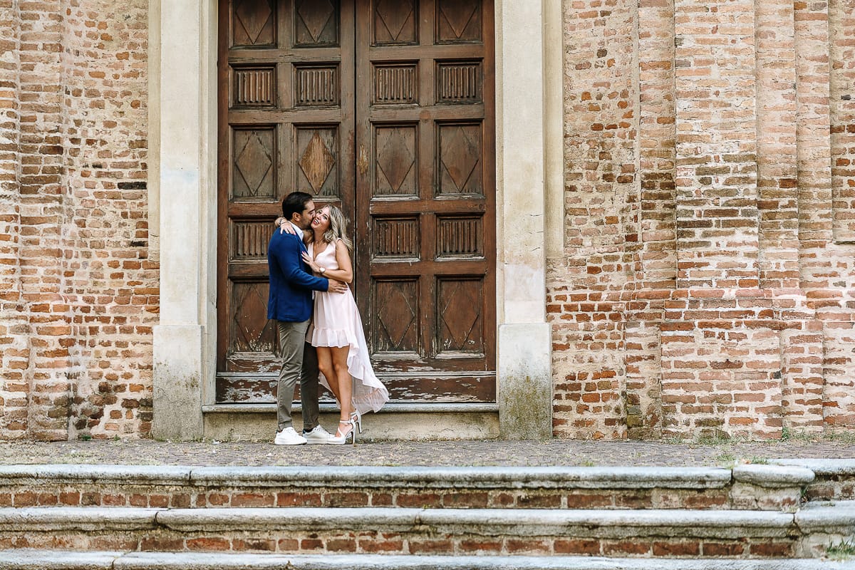 Pre-wedding a Chieri. Shary e Claudio nel piazzale della Chiesa di San Giorgio, il punto più alto e panoramico della città. Shary e Claudio abbracciati.