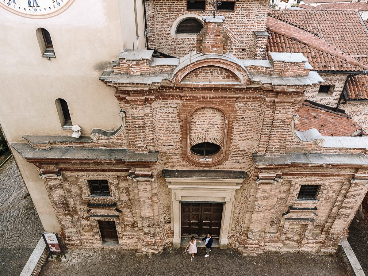 Pre-wedding a Chieri. Shary e Claudio nel piazzale della Chiesa di San Giorgio, il punto più alto e panoramico della città. Foto aerea dal drone.